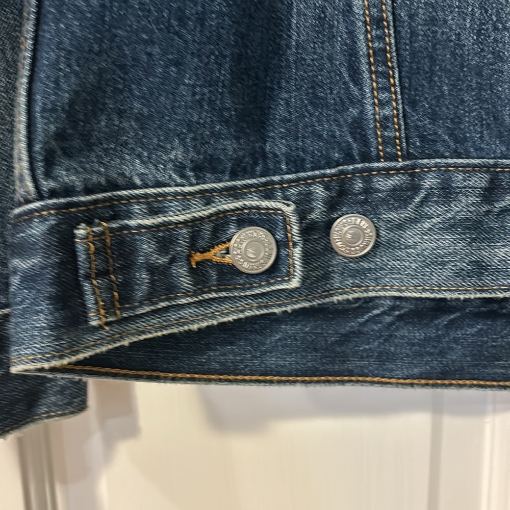 Levi’s woman’s M jean jacket. Perfect condition. Never worn! - Picture 5 of 9